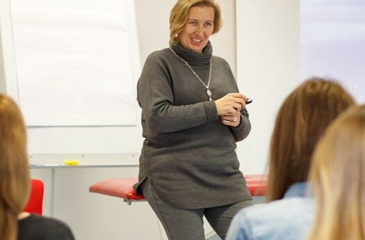Prowadząca kurs Ewa Górna opisująca techniki pracy w czasie kursu
