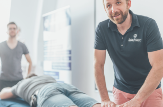 doświadczony fizjoterapeuta Paweł Szeklicki wykonuje terapię mięśniowo-powięziową