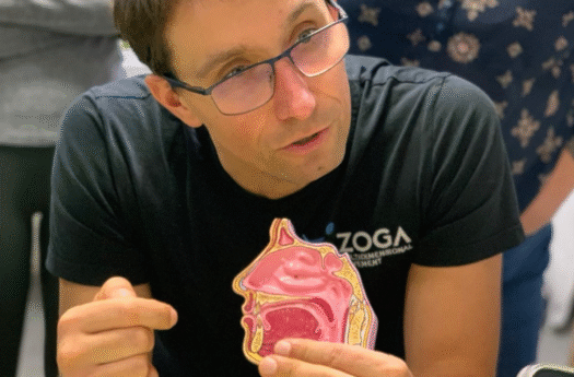 doświadczony fizjoterapeuta Wojciech Cackowski opisuje obszary pracy technikami z kursu zoga w logopedii