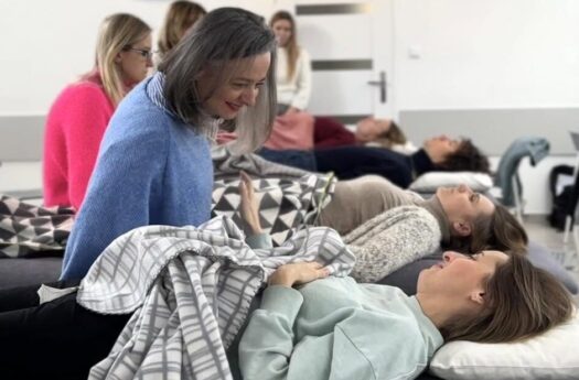 zdjęcie z kursu dodatkowego dla absolwentów czaszkowej, warsztat ciało kobiety, układ hormonalny w ujęciu osteopatycznym