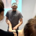 doświadczony terapeuta wykonuje masaż tkanek głębokich