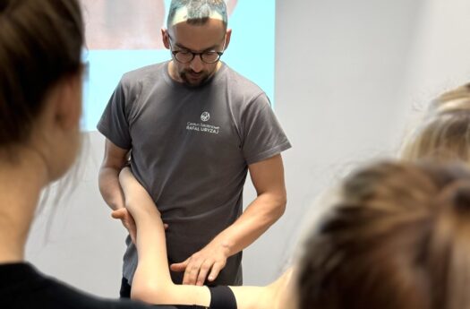 doświadczony terapeuta wykonuje masaż tkanek głębokich
